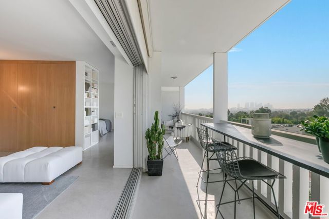 999 N Doheny Drive, West Hollywood CA: https://media.crmls.org/mediaz/b5ac05d2-fbc9-41d1-a73a-9a8e2c3c28bc.jpg