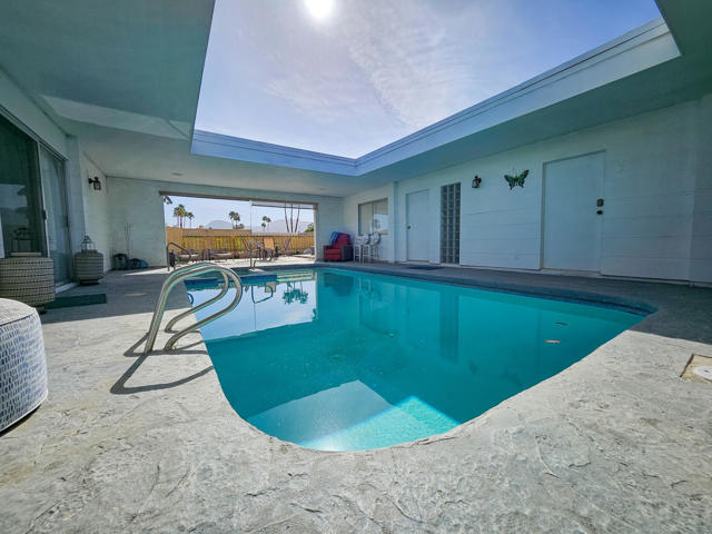 48320 Beverly Drive, Palm Desert CA: https://media.crmls.org/mediaz/b5ad205d-18ba-4050-93b1-82b8cfdd15c8.jpg