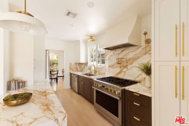 13128 Hartsook Street, Sherman Oaks CA: https://media.crmls.org/mediaz/b5adfdab-eaa0-4d1a-92b9-e3fd2745da07.jpg