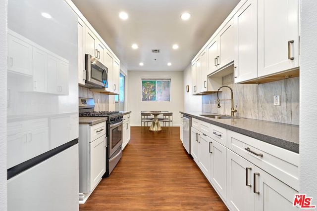 333 Westminster Avenue, Los Angeles CA: https://media.crmls.org/mediaz/b5ae6942-0e7b-44aa-8bfc-deceb7b5725b.jpg