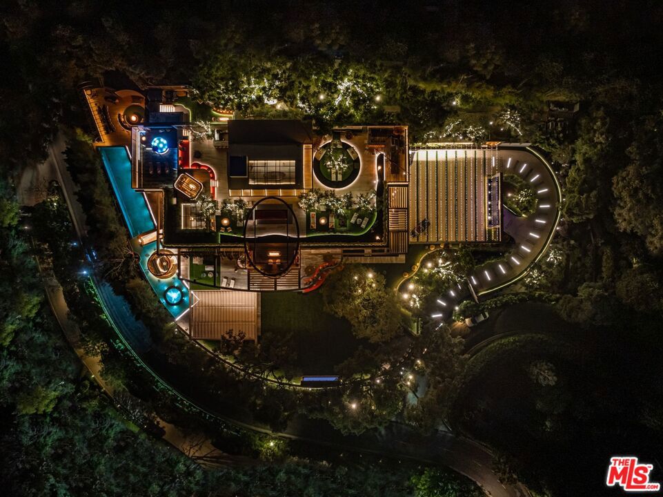https://media.crmls.org/mediaz/b5ae965a-ab89-42bd-a041-8337178f6587.jpg?preset=X-Large