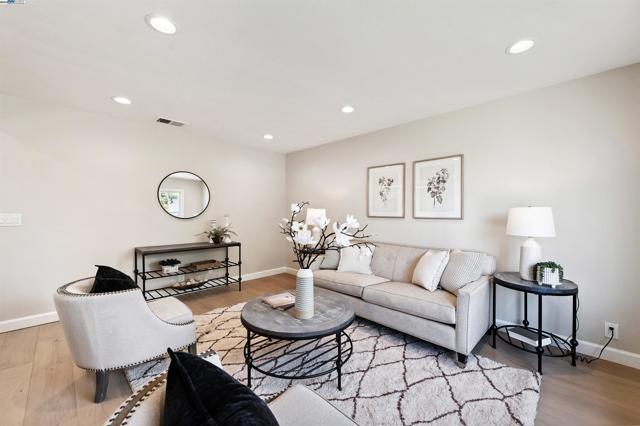 4531 Harper Ct, Pleasanton CA: https://media.crmls.org/mediaz/b5aec420-def1-45f1-bc7e-002f5868efe4.jpg