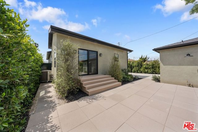 4718 Gaviota Avenue, Long Beach CA: https://media.crmls.org/mediaz/b5aefd0a-bf40-448e-9932-de79bcdf9522.jpg