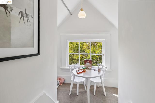 118 Hillside Ave, Piedmont CA: https://media.crmls.org/mediaz/b5af5d17-6d6b-406f-88af-3bd1fccb36c1.jpg