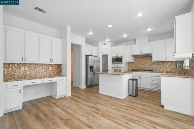 1782 Anastasia Dr, Brentwood CA: https://media.crmls.org/mediaz/b5af6e3d-830e-49a4-b10a-ffb56609475a.jpg