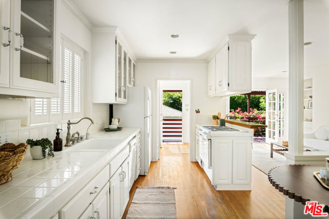 1475 Edris Drive, Los Angeles CA: https://media.crmls.org/mediaz/b5b1fed3-573f-4659-a680-1dc5e3e65d82.jpg