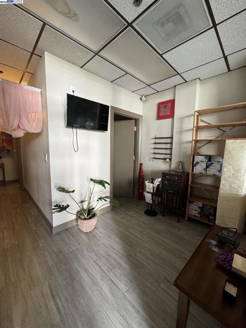91 Gregory Ln #8, Pleasant Hill CA: https://media.crmls.org/mediaz/b5b21f04-82c9-4c4e-8acb-829cc76b4ce6.jpg