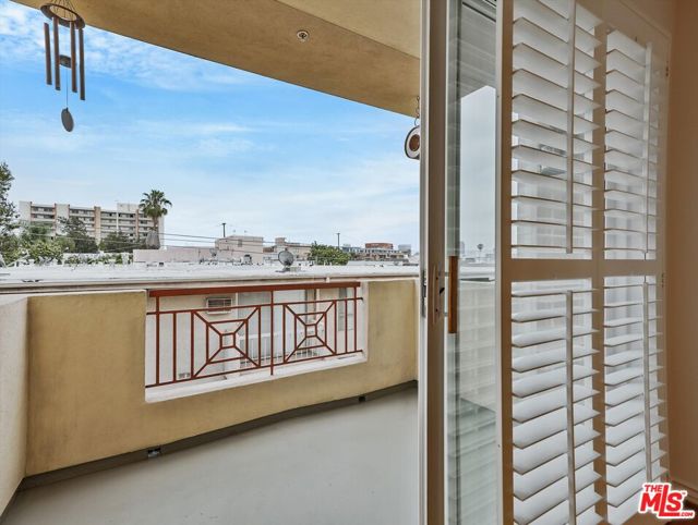 320 S Willaman Drive, Los Angeles CA: https://media.crmls.org/mediaz/b5b220b0-02c0-40b9-83af-7f253d1fb713.jpg