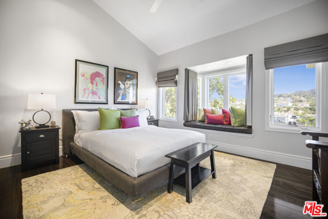 4001 Clarinda Drive, Tarzana CA: https://media.crmls.org/mediaz/b5b2b544-8cb1-4ec6-b2ec-4dd58e8bf3ee.jpg