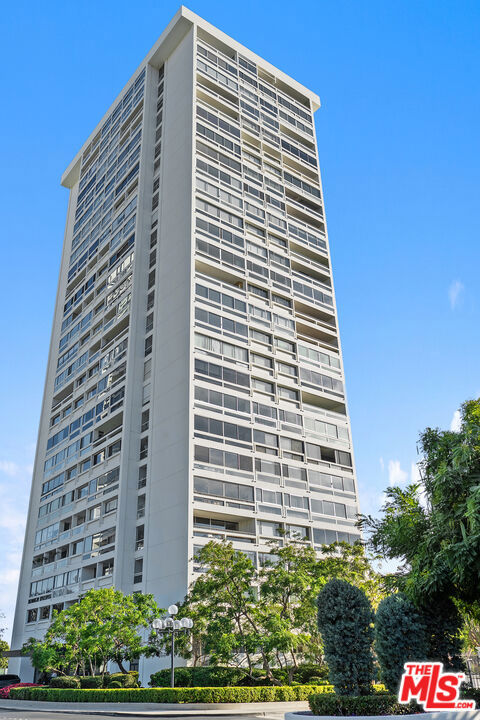 2220 Avenue Of The Stars, Los Angeles CA: https://media.crmls.org/mediaz/b5b2d05c-fd3e-478a-8c19-c043fe381877.jpg