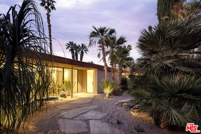40281 Sand Dune Road, Rancho Mirage CA: https://media.crmls.org/mediaz/b5b5516a-6d42-440a-8c2a-df345bcbb6c8.jpg