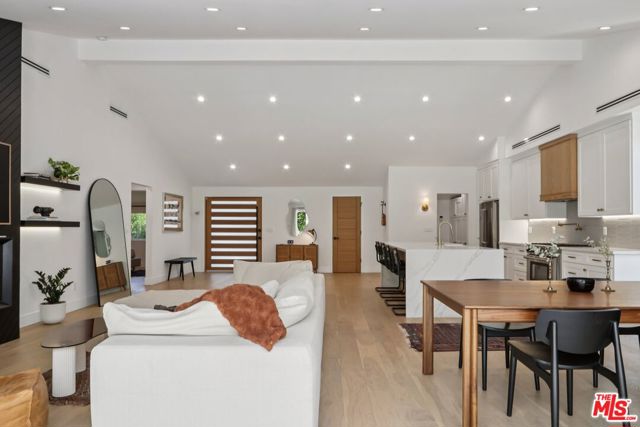 13117 Magnolia Boulevard, Sherman Oaks CA: https://media.crmls.org/mediaz/b5b55780-252a-4cd6-aa10-5cca7b8939be.jpg