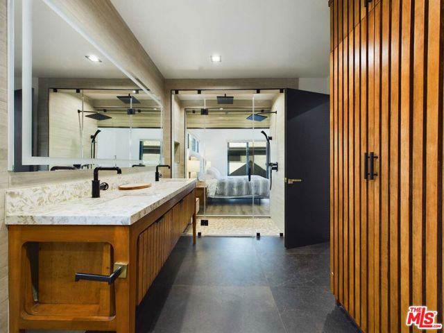 5109 Longridge Avenue, Sherman Oaks CA: https://media.crmls.org/mediaz/b5b6afa7-8556-4159-96b7-f7ea71a192a5.jpg