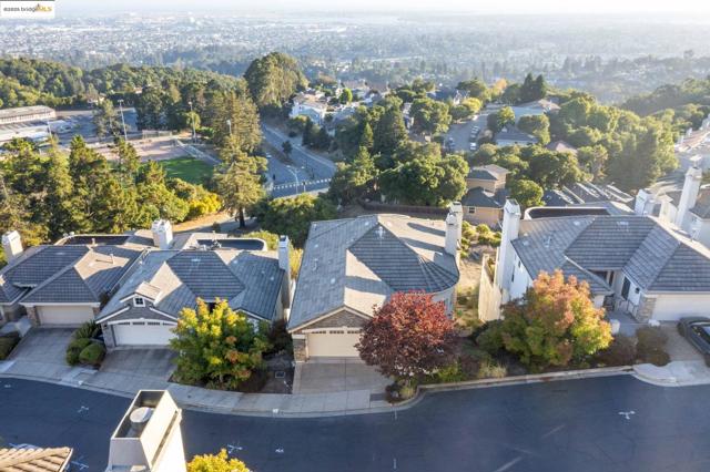 661 Via Rialto, Oakland CA: https://media.crmls.org/mediaz/b5b73713-0fd0-4027-9d77-cf8094736a0b.jpg
