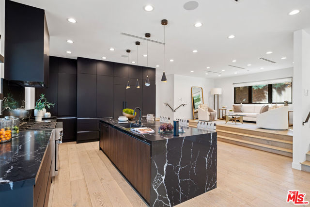 19536 Wells Drive, Tarzana CA: https://media.crmls.org/mediaz/b5b76ebf-f814-4eca-91de-b8fdfb7685df.jpg