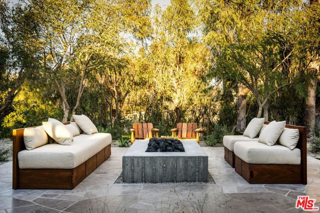 28779 Sea Ranch Way, Malibu CA: https://media.crmls.org/mediaz/b5b84977-a5f2-4471-9579-88210d290477.jpg