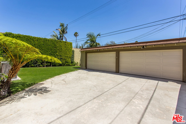 TWO CAR GARAGE / LEFT SIDE