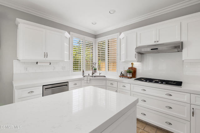 3206 Clarita Court, Thousand Oaks CA: https://media.crmls.org/mediaz/b5b89f27-eaa9-4578-876a-ff6a98e3311e.jpg