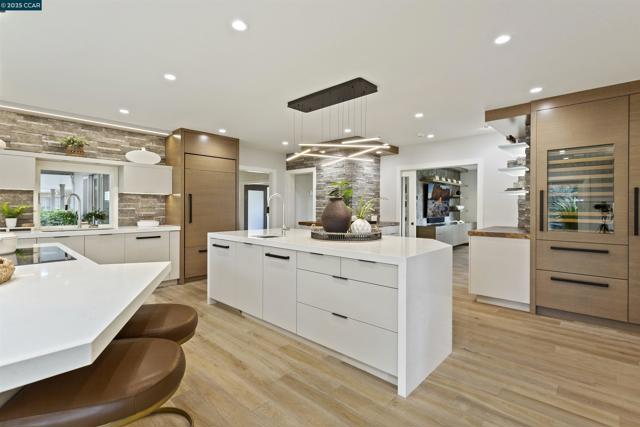 1121 Estates Dr, Lafayette CA: https://media.crmls.org/mediaz/b5b8ef94-7915-4d83-a95e-3e02b0c09909.jpg