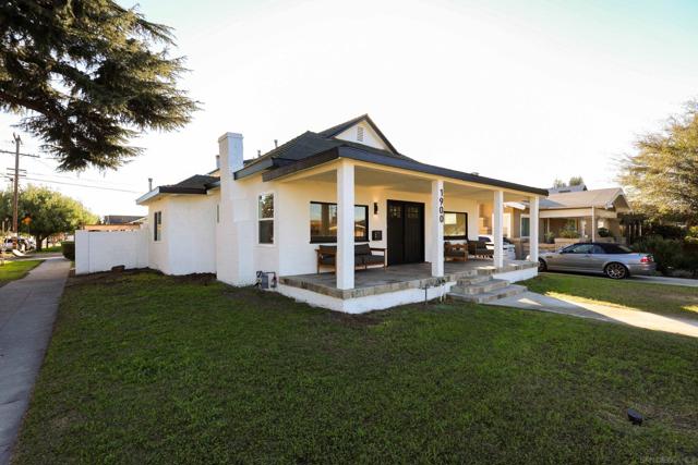 1900 W 41St St, Los Angeles CA: https://media.crmls.org/mediaz/b5b96fff-5f77-40e2-a871-5e8261bd0e39.jpg