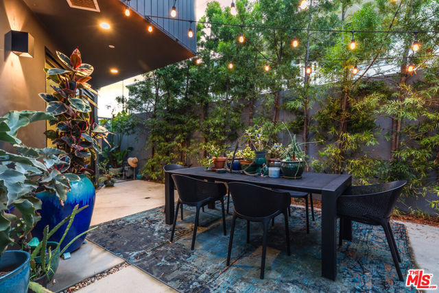 407 Rialto Avenue, Venice CA: https://media.crmls.org/mediaz/b5ba41c4-0b20-4f43-b51a-52d2834ca80b.jpg