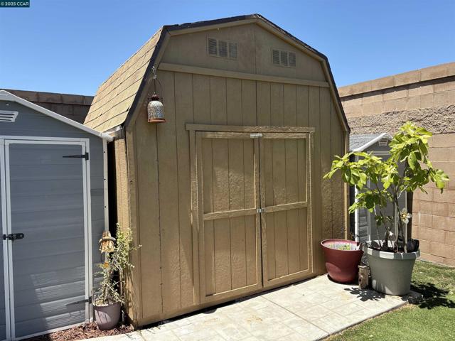 1808 Palacio Dr, Pittsburg CA: https://media.crmls.org/mediaz/b5ba6811-374a-4d41-9570-59f10d28d36a.jpg
