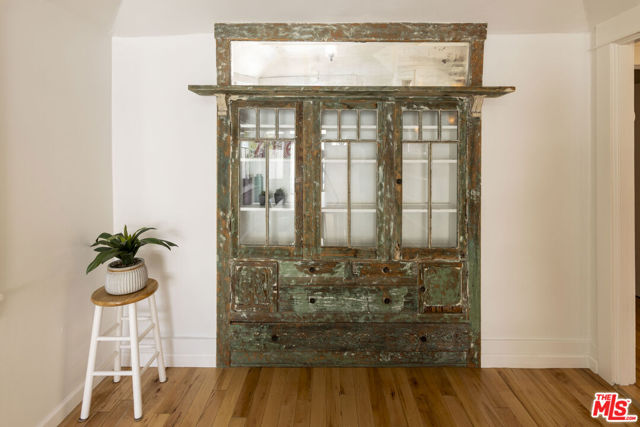 716 Sunset Avenue, Venice CA: https://media.crmls.org/mediaz/b5bb1d96-615e-45ff-b5ad-aa02612042af.jpg