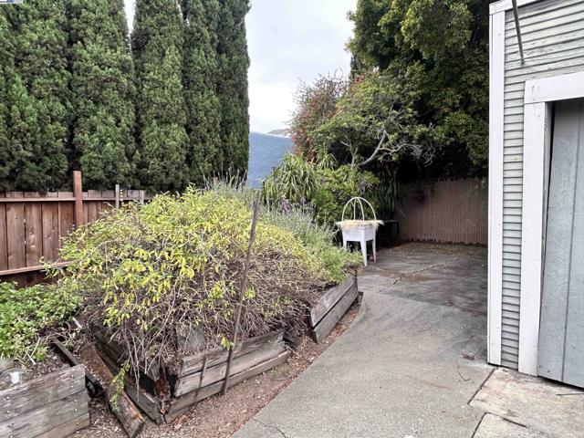 3657 Madrone Ave, Oakland CA: https://media.crmls.org/mediaz/b5bb29ea-4d88-492f-a508-5c72773276d7.jpg