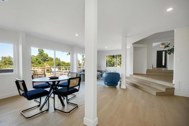 102 Castlewood Dr, Pleasanton CA: https://media.crmls.org/mediaz/b5bb98fd-0232-46a8-8200-4c7cc8f03498.jpg