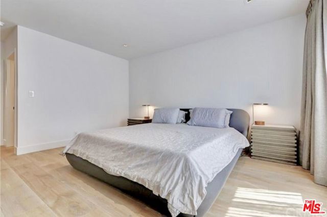 439 N Doheny Drive, Beverly Hills CA: https://media.crmls.org/mediaz/b5bc49ea-3b45-4401-89e9-4163498c34d1.jpg