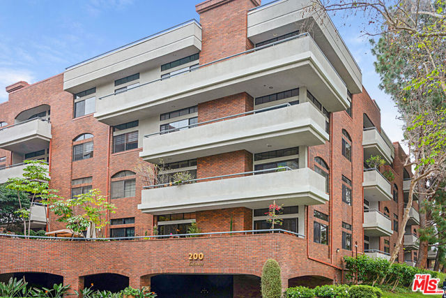 200 N Swall Drive, Beverly Hills CA: https://media.crmls.org/mediaz/b5bc615c-33a2-47ed-91e8-436677968f45.jpg