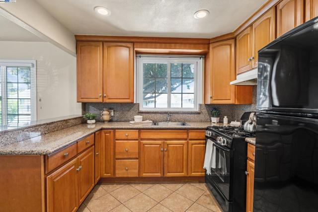 15028 Grenda St, San Leandro CA: https://media.crmls.org/mediaz/b5bd06a2-4d91-4399-85f4-28721492f92f.jpg