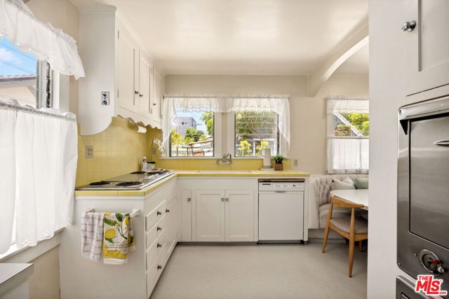 4155 Madison Avenue, Culver City CA: https://media.crmls.org/mediaz/b5bee45c-c524-4297-a846-6b5fae66ed40.jpg