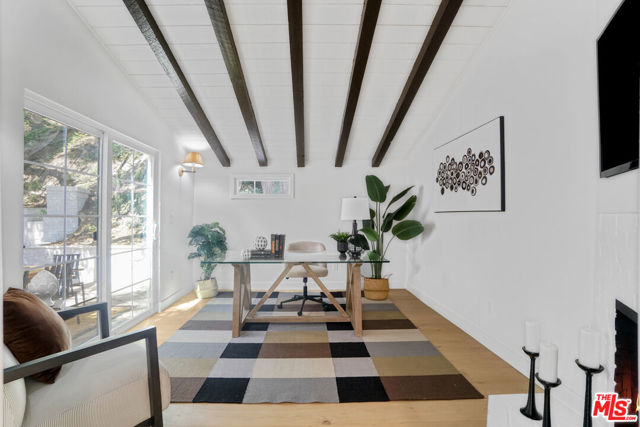 1831 Benedict Canyon Drive, Beverly Hills CA: https://media.crmls.org/mediaz/b5bf8716-c562-42c3-851a-dec910bcd9c3.jpg