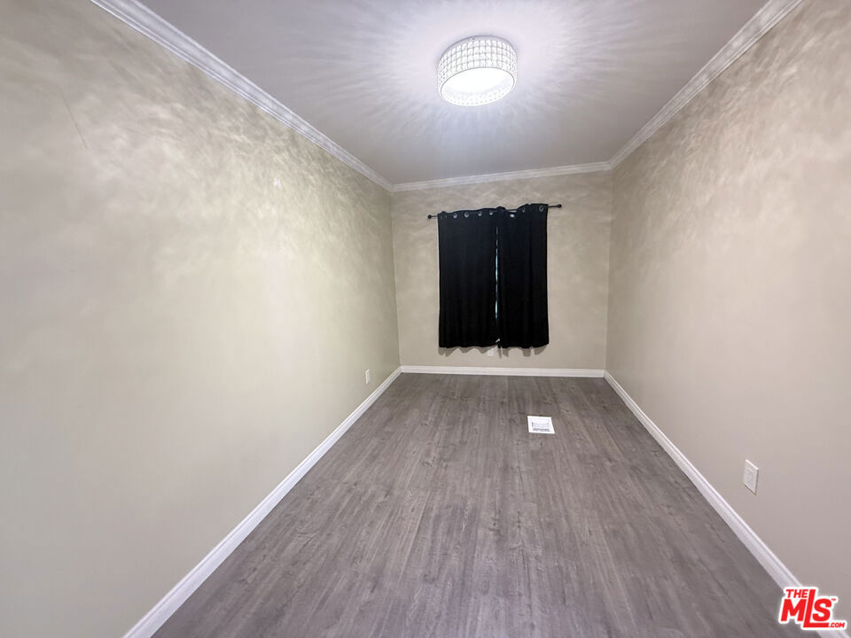 https://media.crmls.org/mediaz/b5c066d9-b045-450d-bc01-7d37d66d7cee.jpg?preset=X-Large