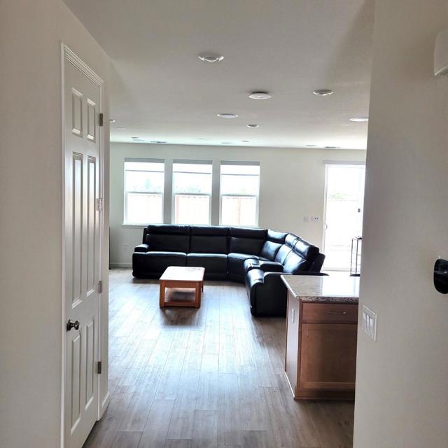 2080 Fuchsia Drive, Hollister CA: https://media.crmls.org/mediaz/b5c0a941-cfbf-4962-8c0e-740be1541618.jpg
