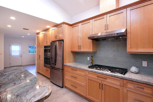 5245 Bubbling Well Lane, La Canada Flintridge CA: https://media.crmls.org/mediaz/b5c1181d-e5f7-4f1d-b61e-1b0ffbeb71a6.jpg