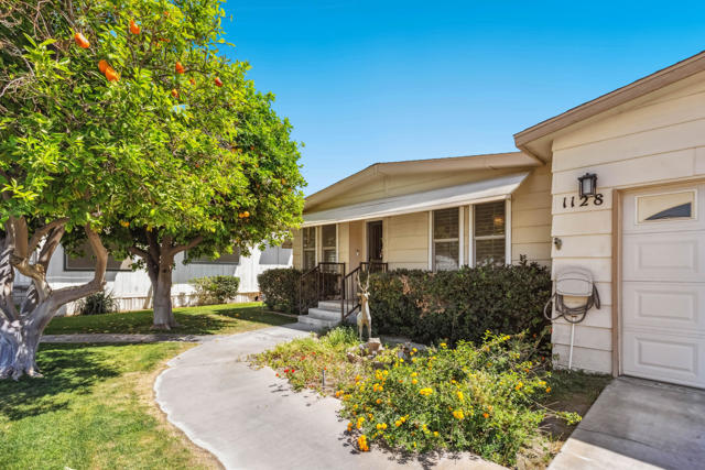 1128 Via Grande, Cathedral City CA: https://media.crmls.org/mediaz/b5c2babe-3509-4582-b7ce-a268a1c01223.jpg