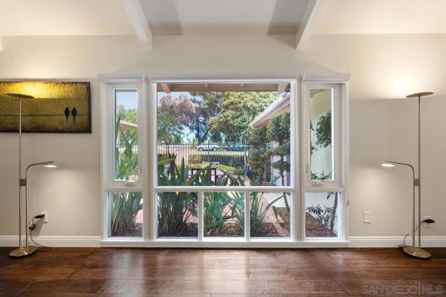 8874 La Jolla Scenic Dr N, La Jolla CA: https://media.crmls.org/mediaz/b5c34581-7653-47bc-aa69-726faea8df3b.jpg