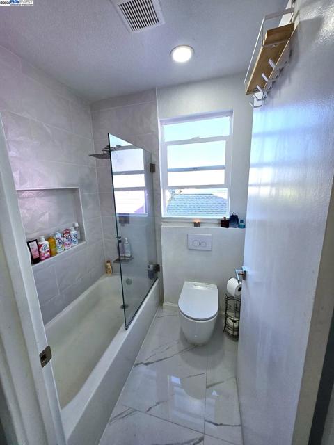 10468 West Court, Oakland CA: https://media.crmls.org/mediaz/b5c3cda1-9aac-46e9-a173-31390eb553d1.jpg