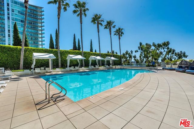 13700 Marina Pointe Drive, Marina del Rey CA: https://media.crmls.org/mediaz/b5c3dff4-b3c8-49e0-807a-4c8ac4b5b3e9.jpg