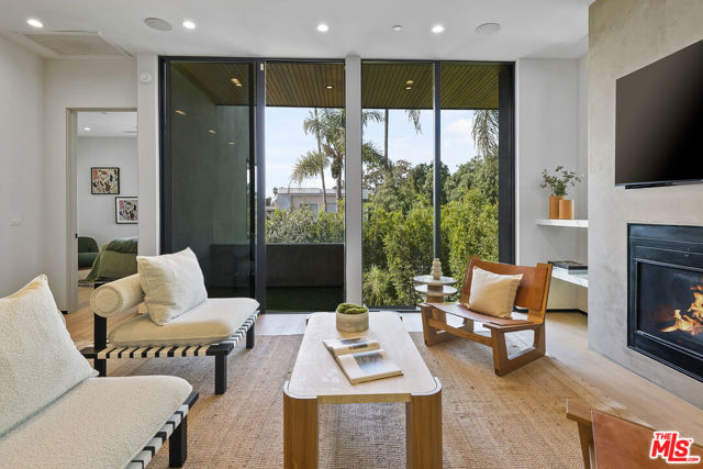 428 N La Jolla Avenue, Los Angeles CA: https://media.crmls.org/mediaz/b5c3e407-ee71-414c-8681-43d6bffc2e0d.jpg