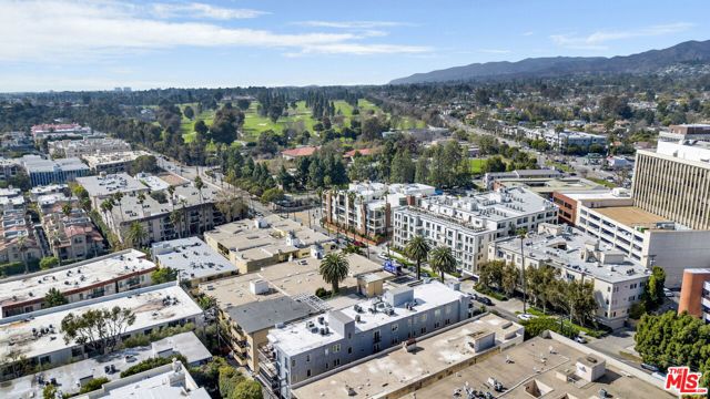 11952 Montana Avenue, Los Angeles CA: https://media.crmls.org/mediaz/b5c5a0bf-e473-4993-be00-4fe0e9adf48b.jpg