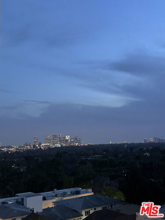 999 N Doheny Drive, West Hollywood CA: https://media.crmls.org/mediaz/b5c5b73d-e635-48e9-b943-d4b8ce6c47c6.jpg
