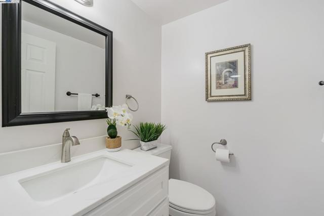 208 Siskiyou Ct, Walnut Creek CA: https://media.crmls.org/mediaz/b5c5d12e-aeca-4a8b-8bd9-ea645e2b8809.jpg