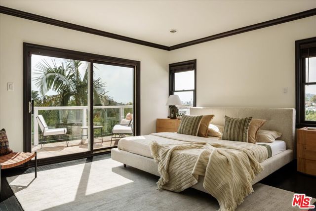 4189 Holly Knoll Drive, Los Angeles CA: https://media.crmls.org/mediaz/b5c77289-133a-42c6-9621-862ebc1022cc.jpg