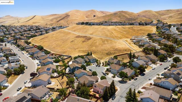 2 Quiet Path Ct, Pittsburg CA: https://media.crmls.org/mediaz/b5c78b75-4f94-41c4-ac6a-7e571bb4fd72.jpg