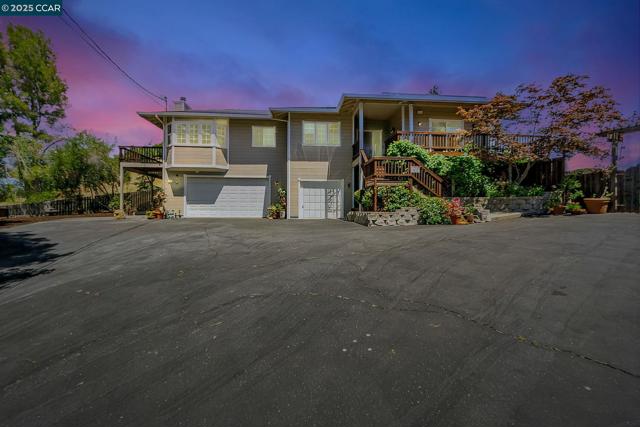 631 La Vista Rd, Walnut Creek CA: https://media.crmls.org/mediaz/b5c80da2-9e8e-4554-948f-032e3f3dd681.jpg