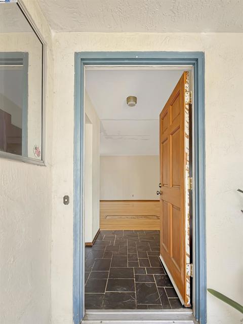 33845 Washington Ave, Union City CA: https://media.crmls.org/mediaz/b5c96f78-605f-4265-a344-52d25f632888.jpg