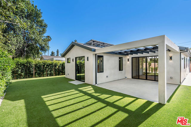 5662 Winnetka Avenue, Woodland Hills CA: https://media.crmls.org/mediaz/b5c983f2-b112-4189-b2dd-31da956208d4.jpg
